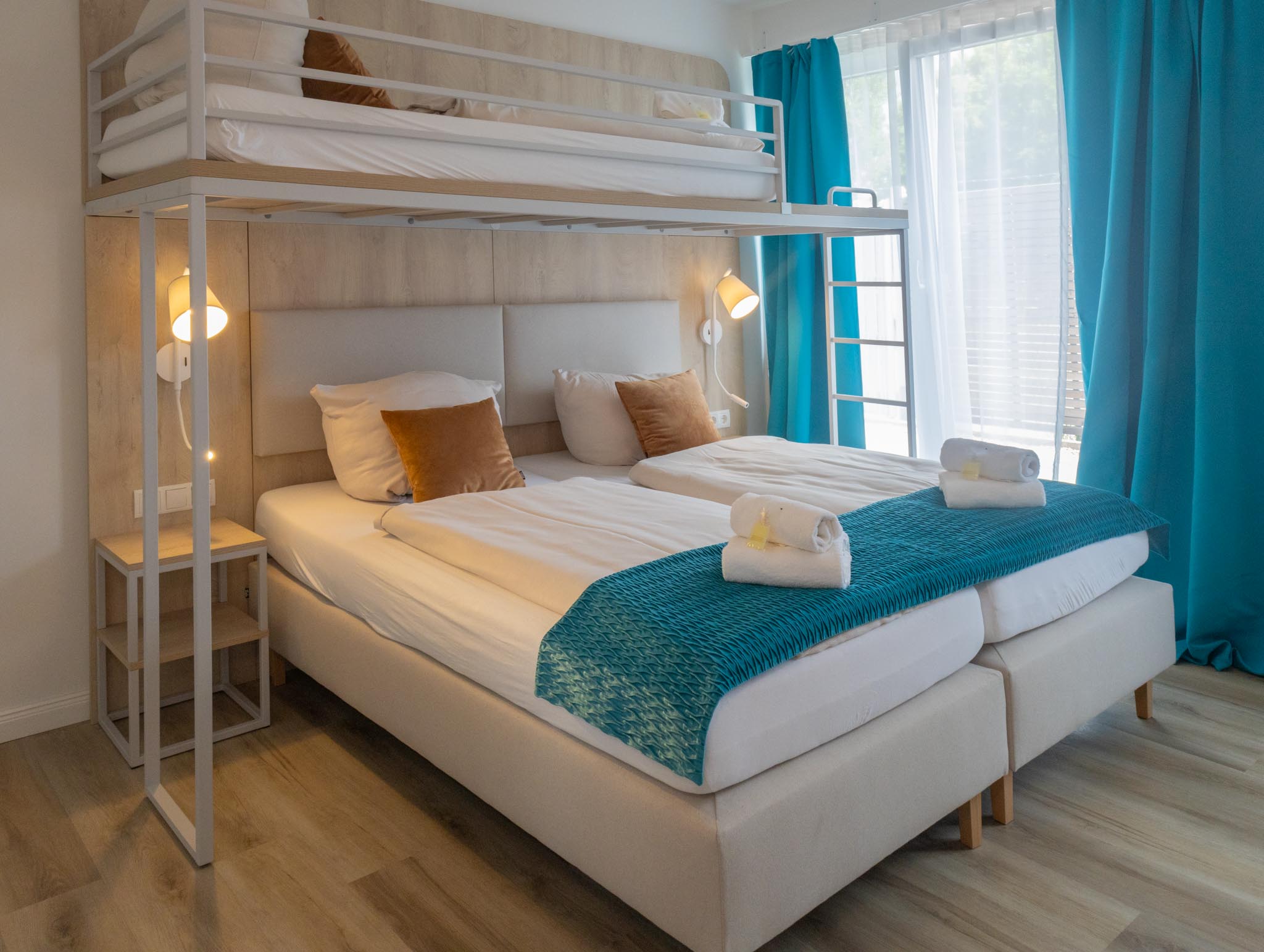 Dreibettzimmer Kapitänszimmer im FairSchlafen Boutique Hotel Neustadt in Holstein